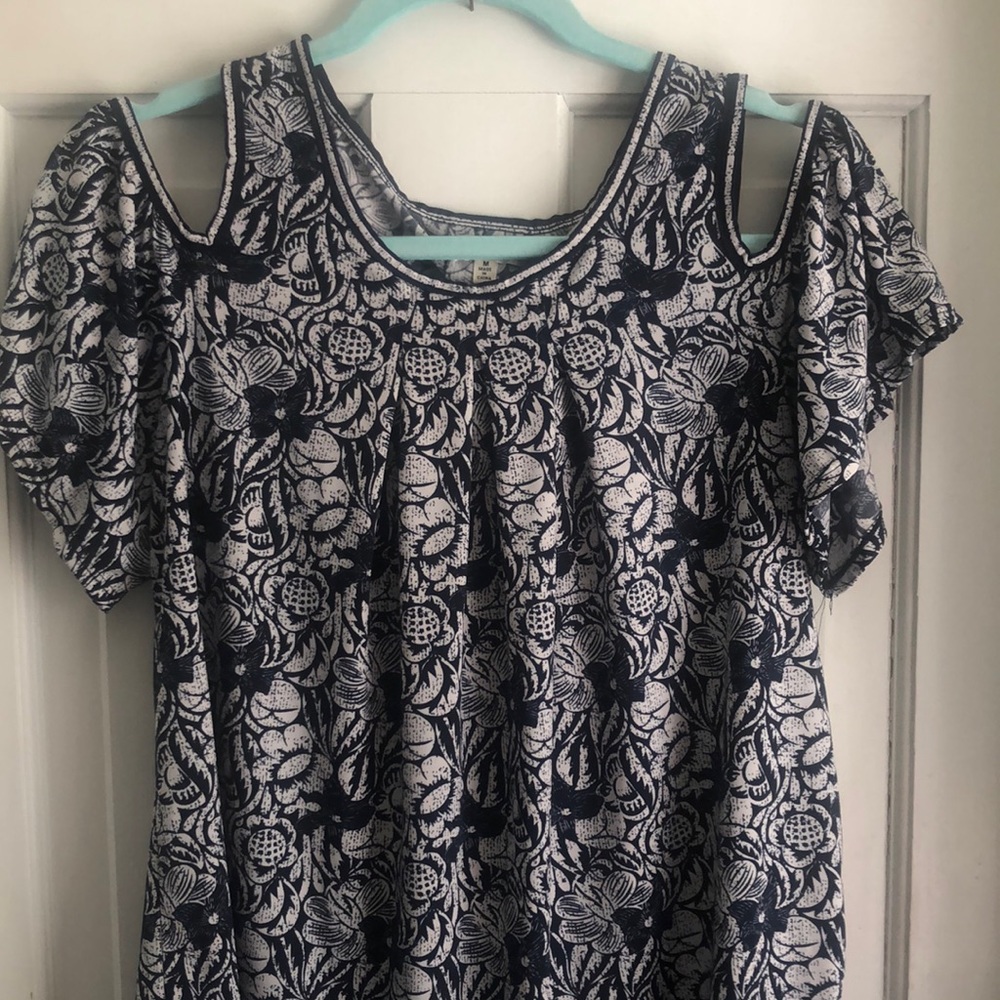 Max Studio Cold Shoulder Top Size M Navy/White